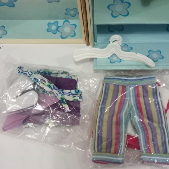 Collectible Madame Alexander Hannah Pepper Trunk Set - Picture 3 of 8